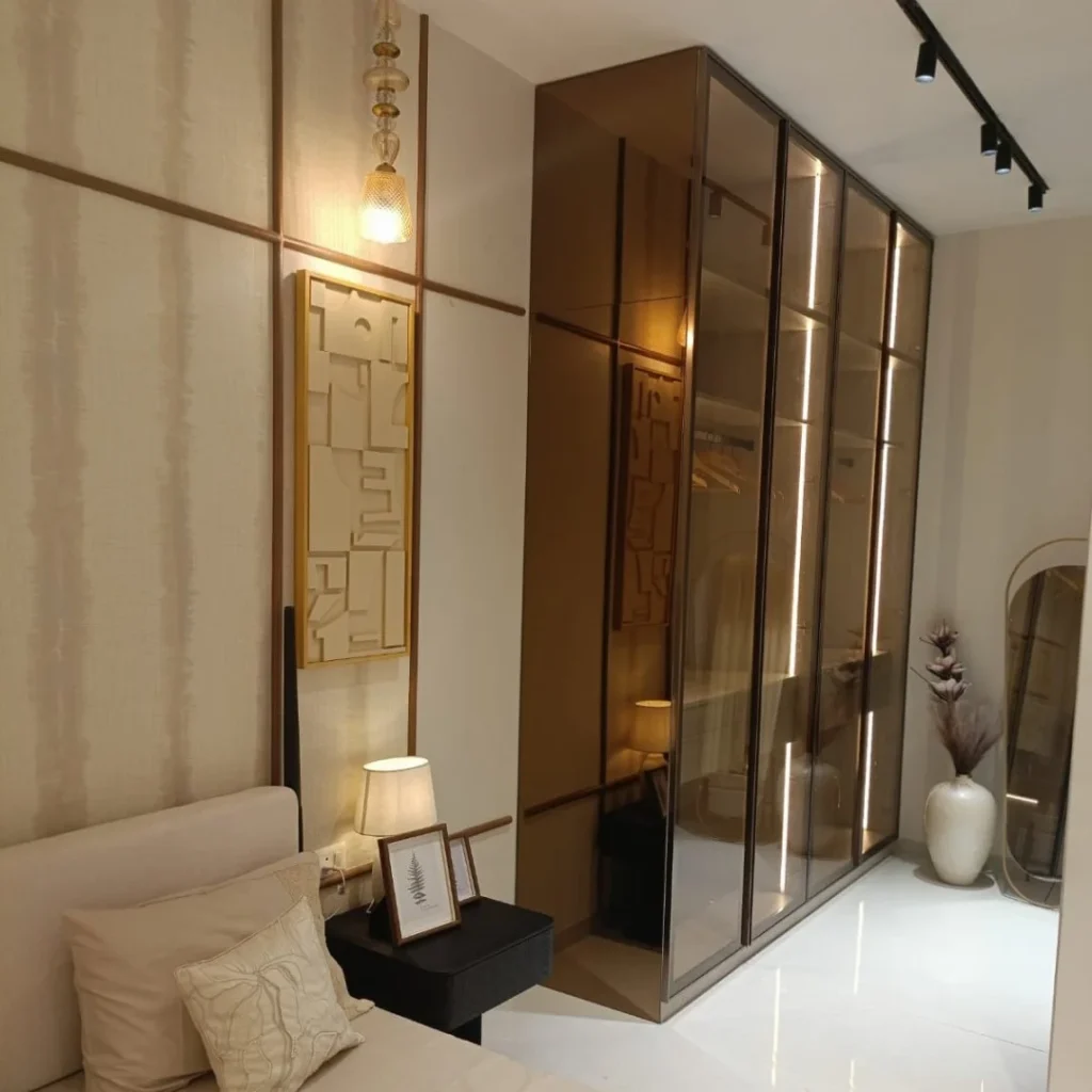 Codename Roots - Bedroom with walking wardrobe